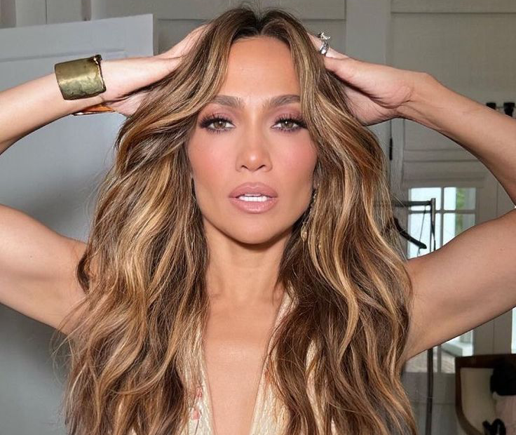 Jennifer Lopez exibe o cabelo tingido de loiro mel.