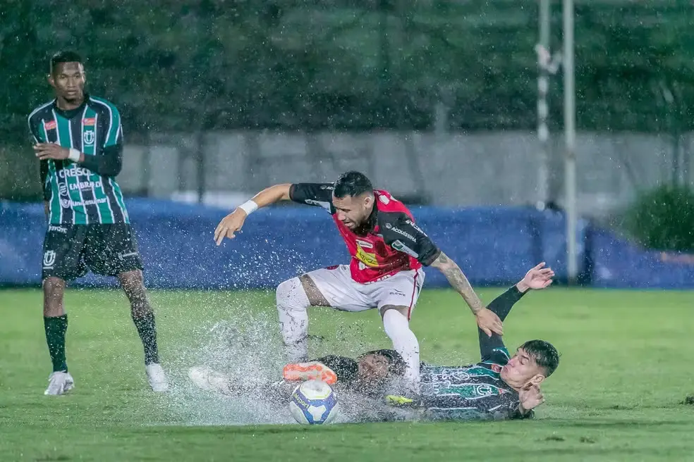 Disputa de bola entre jogadores do Maringá e Pouso Alegre