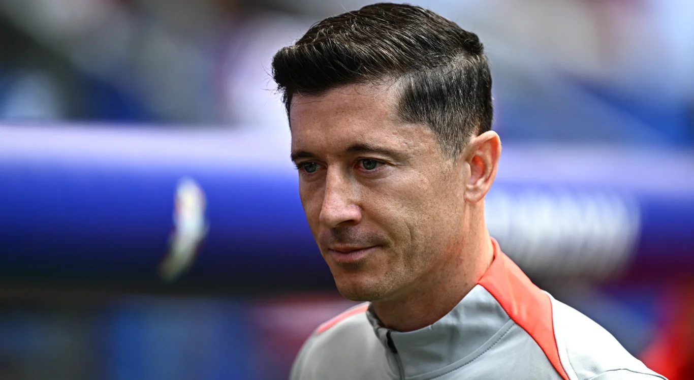 Imagem de Robert Lewandowski durante aquecimento da Polônia