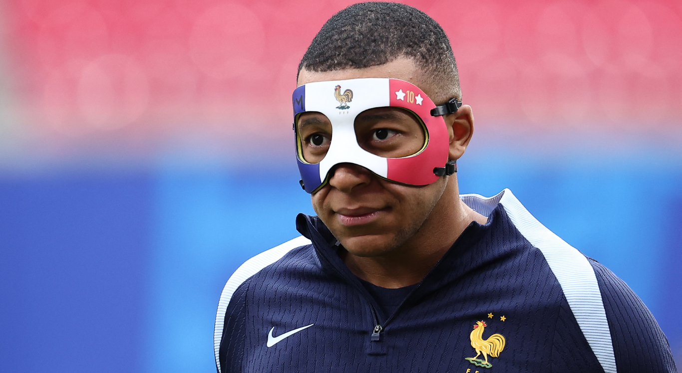 Imagem de Mbappé com máscara de proteção no rosto com as cores da França