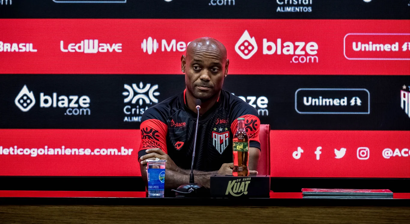 Vagner Love em coletiva do Atlético-GO