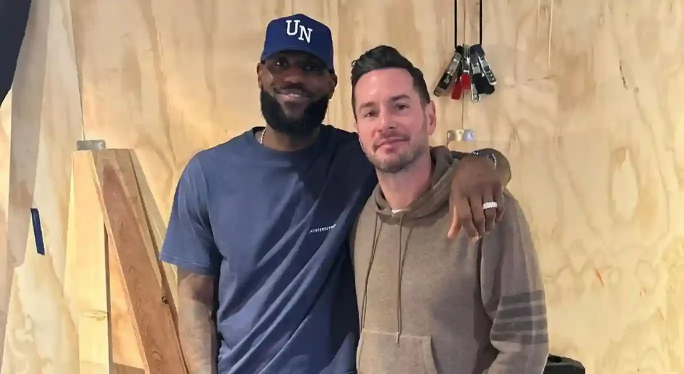 Imagem de LeBron James e comentarista JJ Redick, novo técnico do Lakers