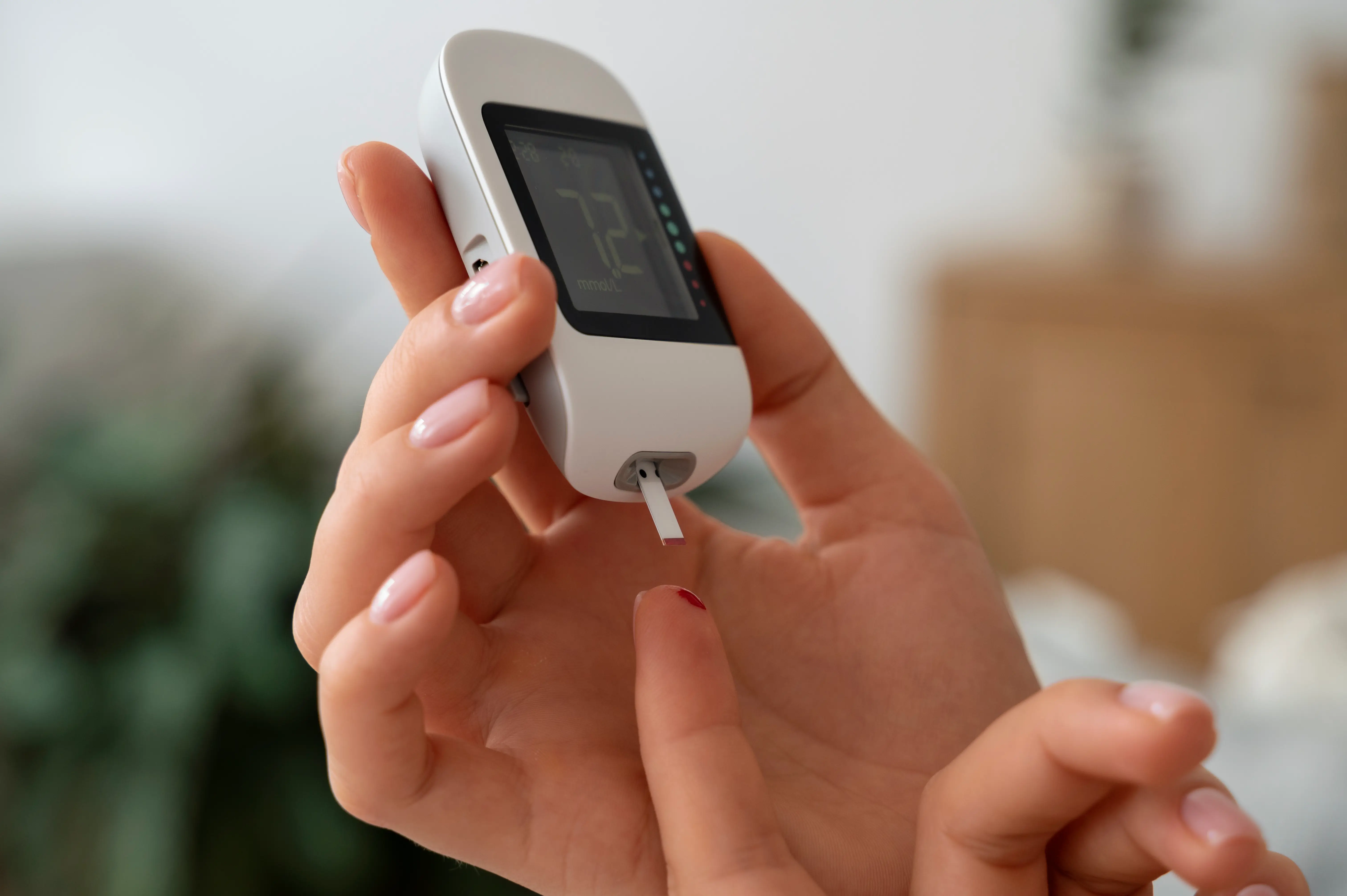 Imagem ilustrativa de pessoa medindo glicemia para verificar diabetes.