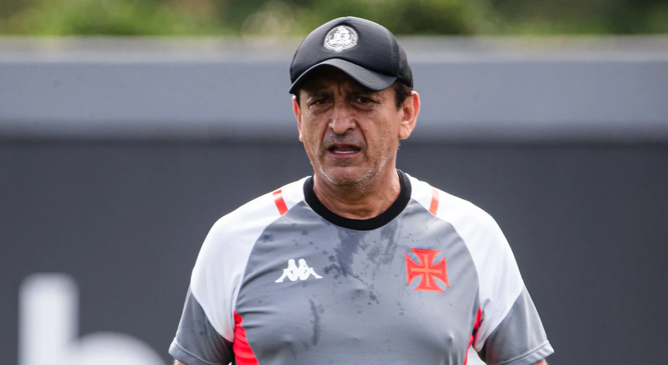 Imagem de Ramón Díaz, ex-técnico do Vasco, comandando treino da equipe