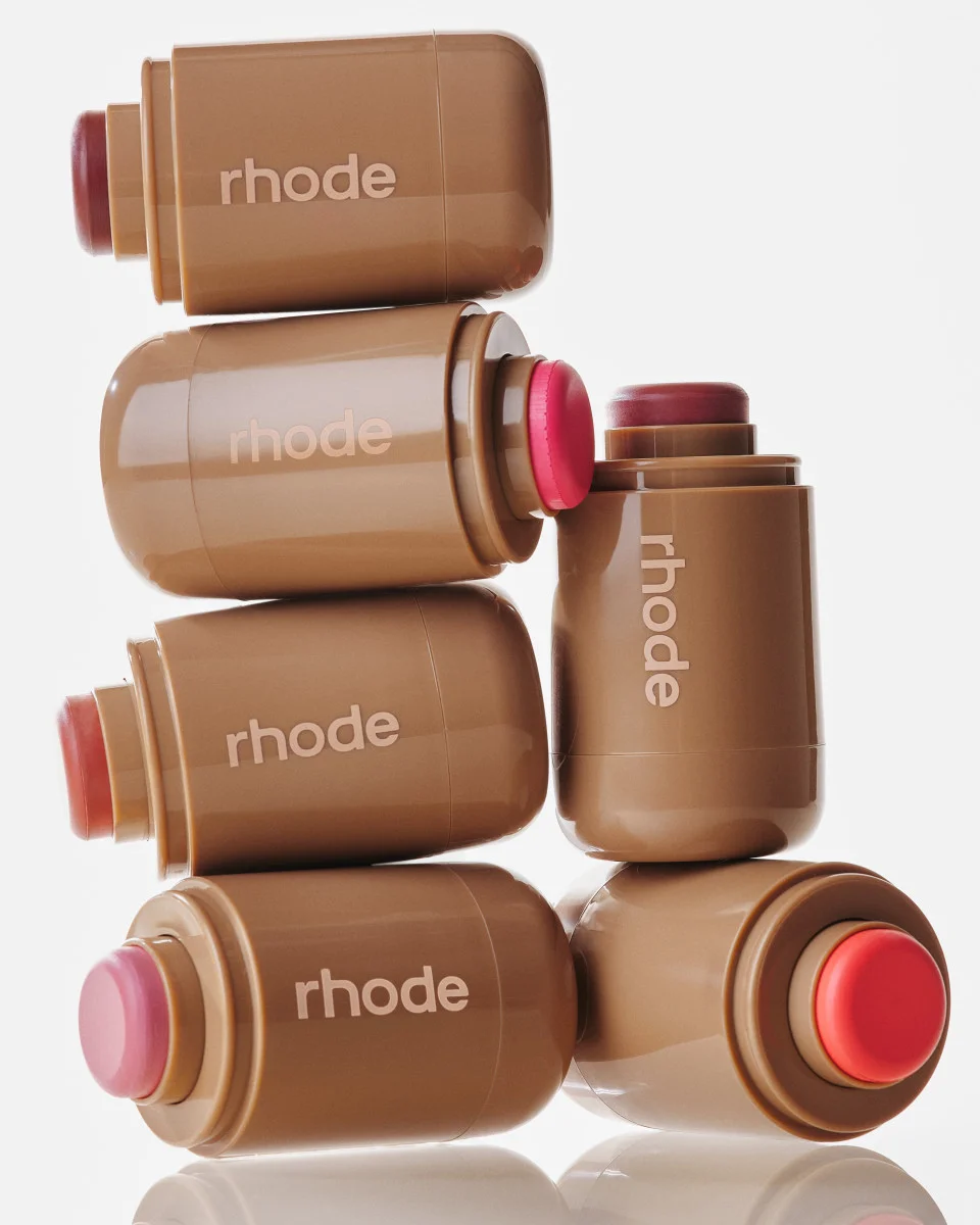 Rhode Skin, marca de Hailey Bieber, acaba de anunciar o novo produto: o blush em bastão.