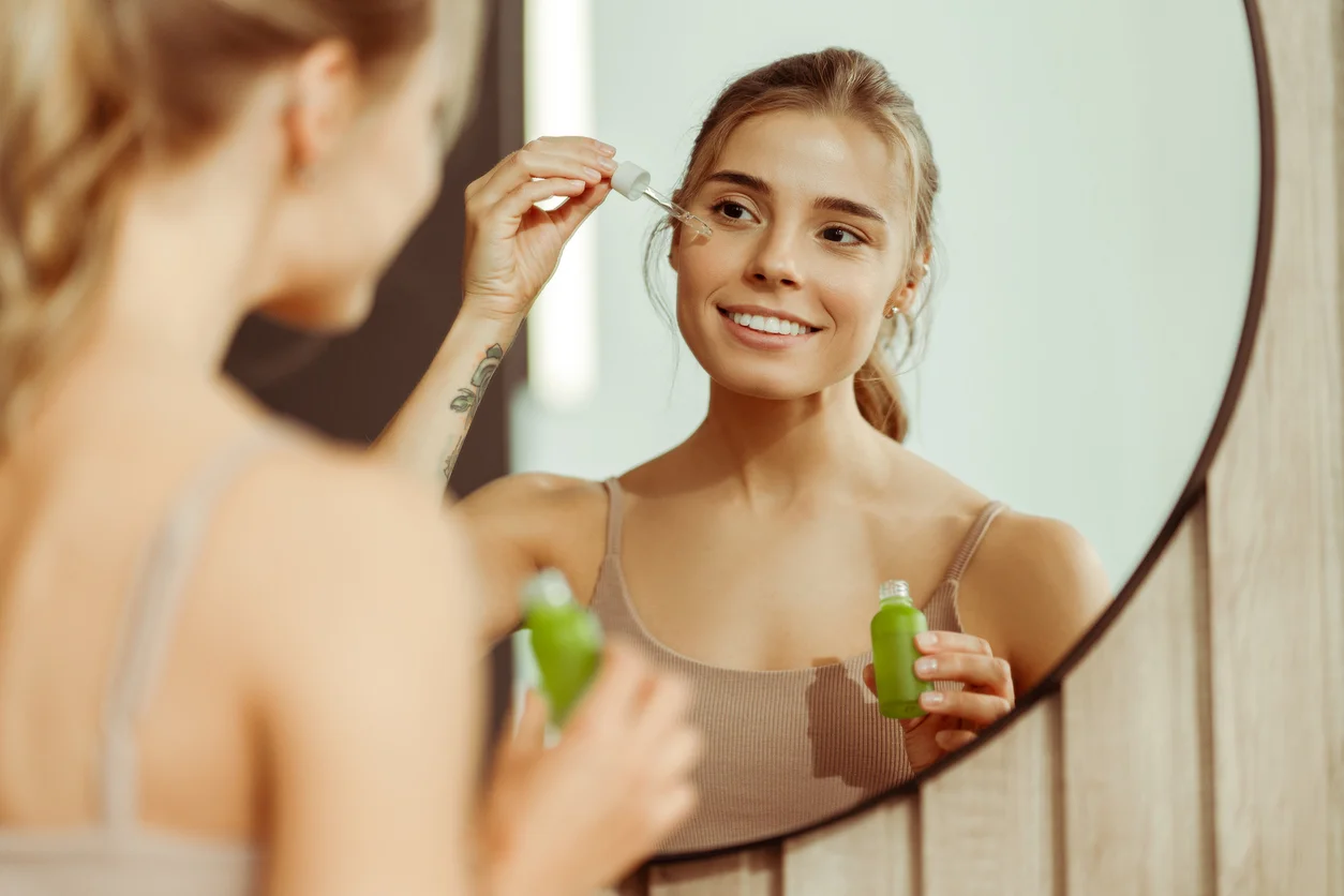 Mulher cuidando da pele com rotina de skin care.