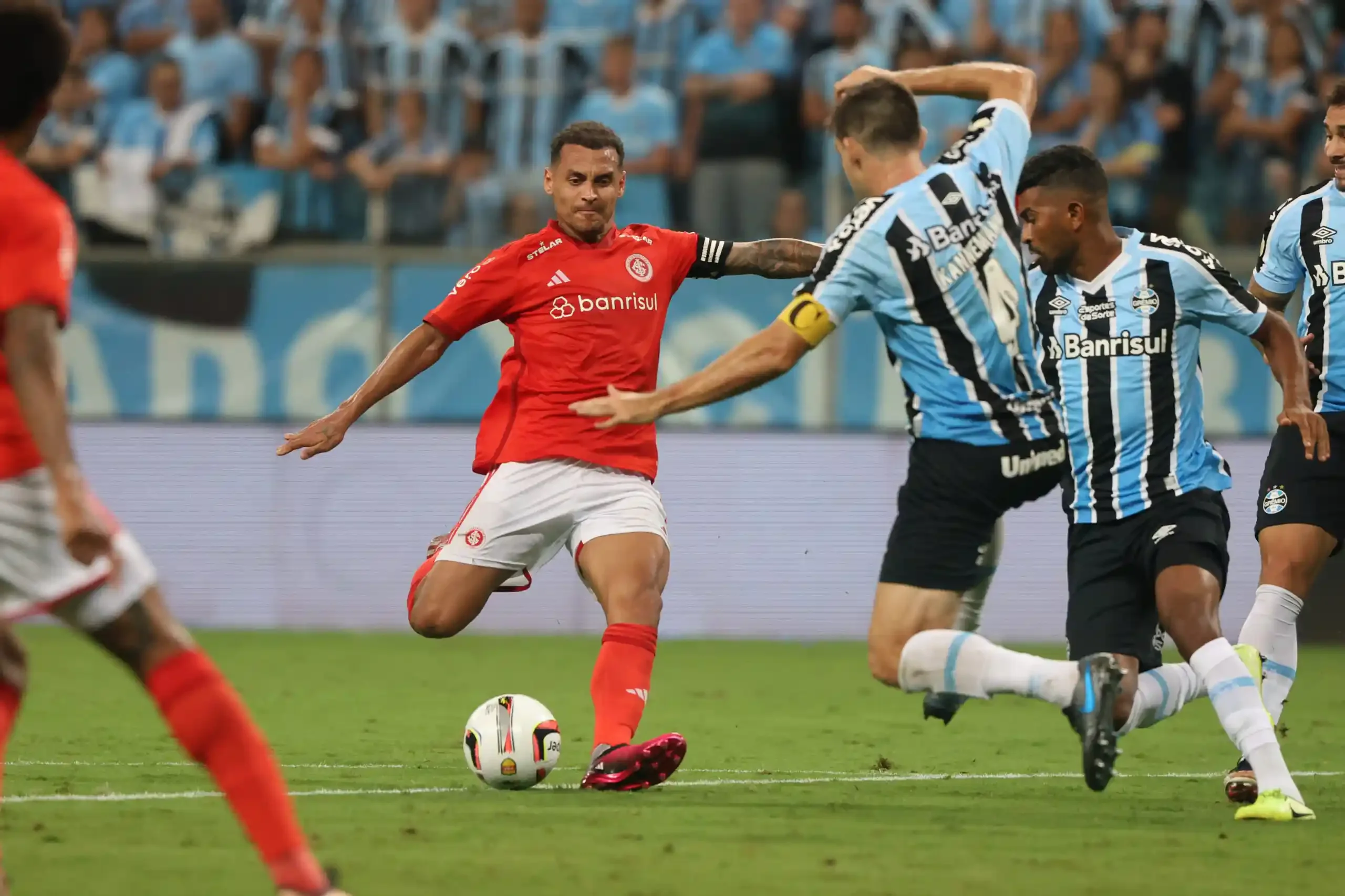 Inter e Gr&ecirc;mio disputam a terceira fase da Copa do Brasil.