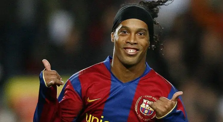 Imagem de Ronaldinho Gaúcho com a camisa do Barcelona