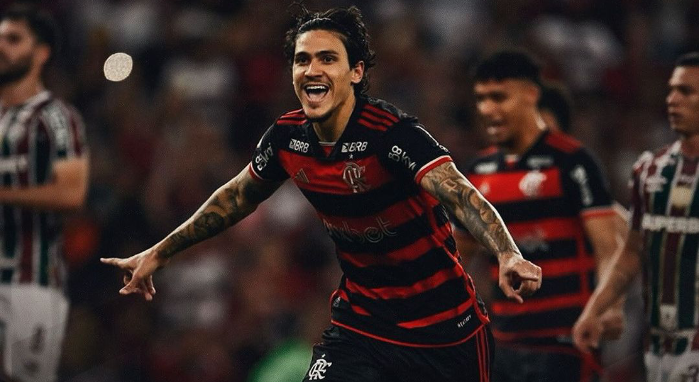 Imagem de Pedro com os braços abertos após marcar gol pelo Flamengo