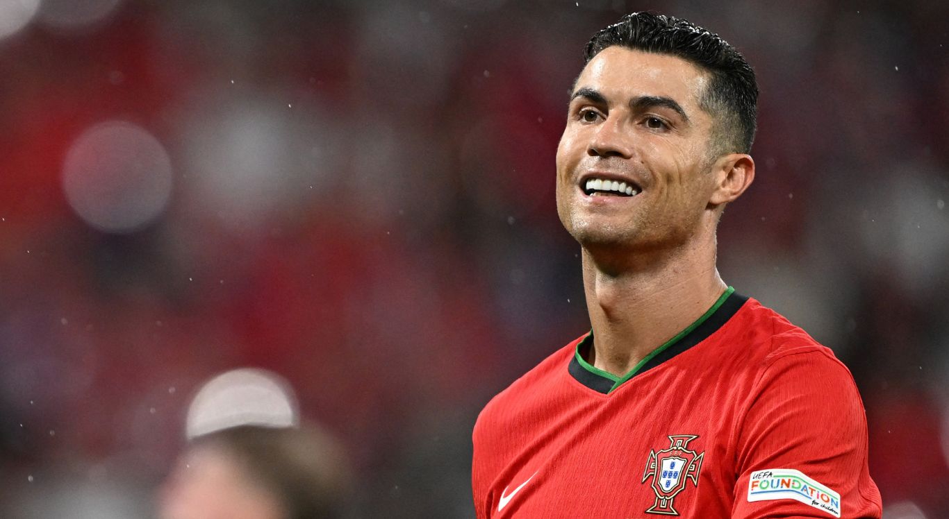 Imagem de Cristiano Ronaldo sorrindo durante jogo de Portugal