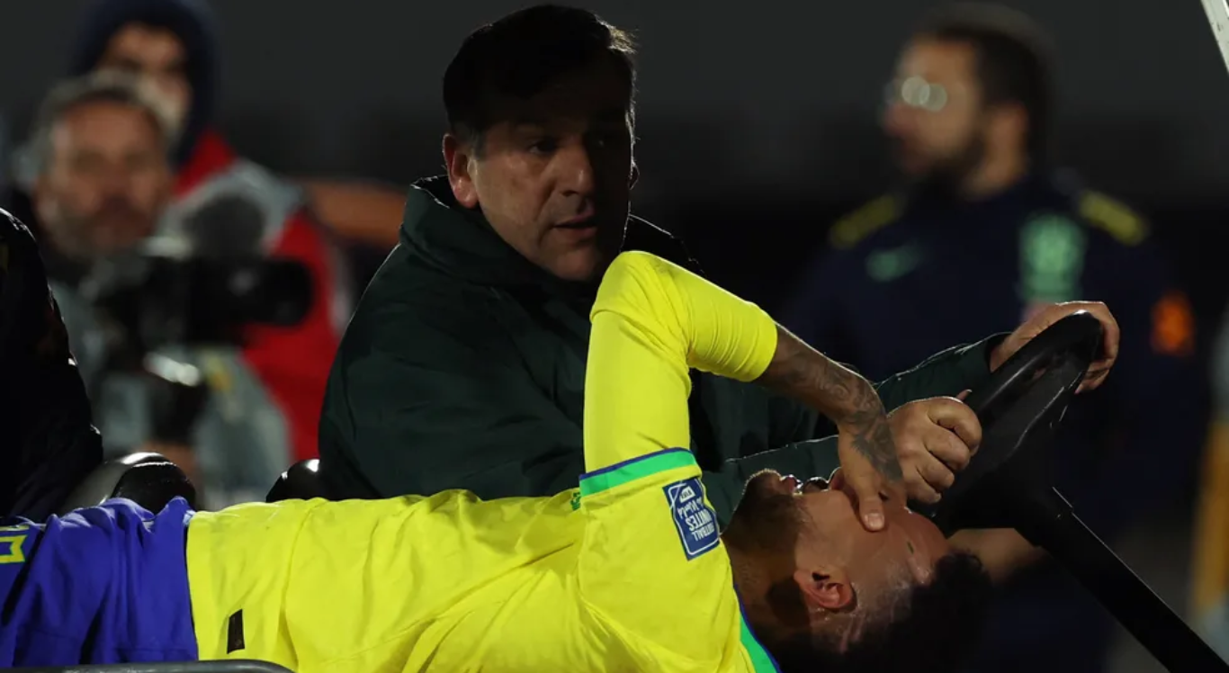 Neymar chora após sentir lesão em Uruguai x Brasil
