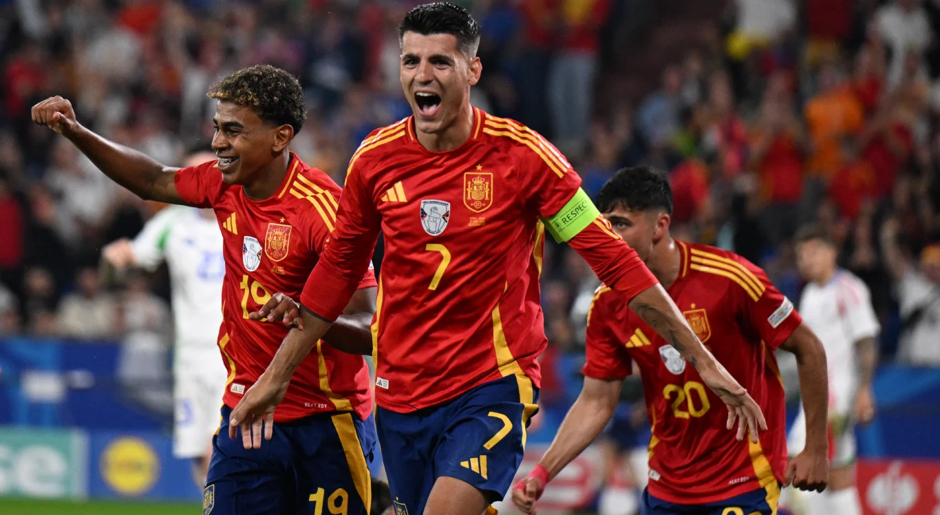 Imagem de Morata feliz em celebração de gol pela Espanha