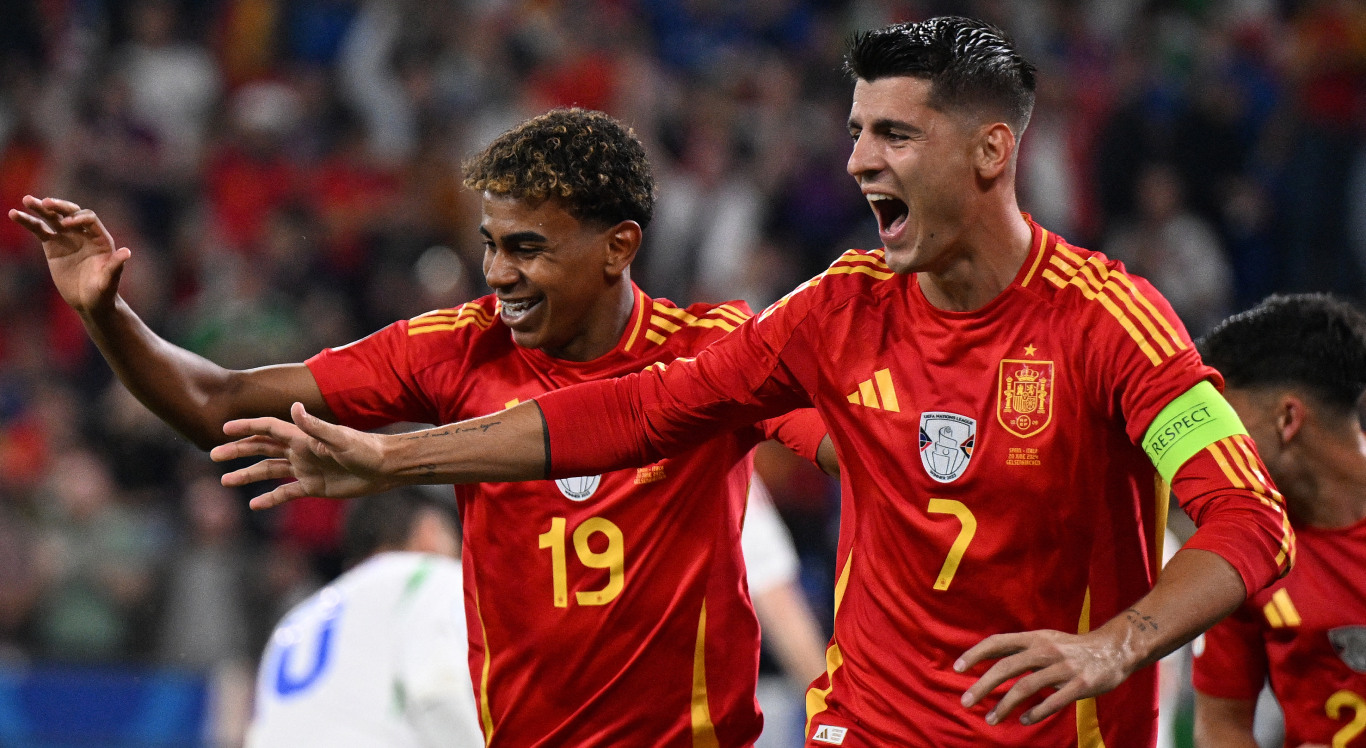 Imagem de Yamal e Morata correndo para celebrar gol da Espanha