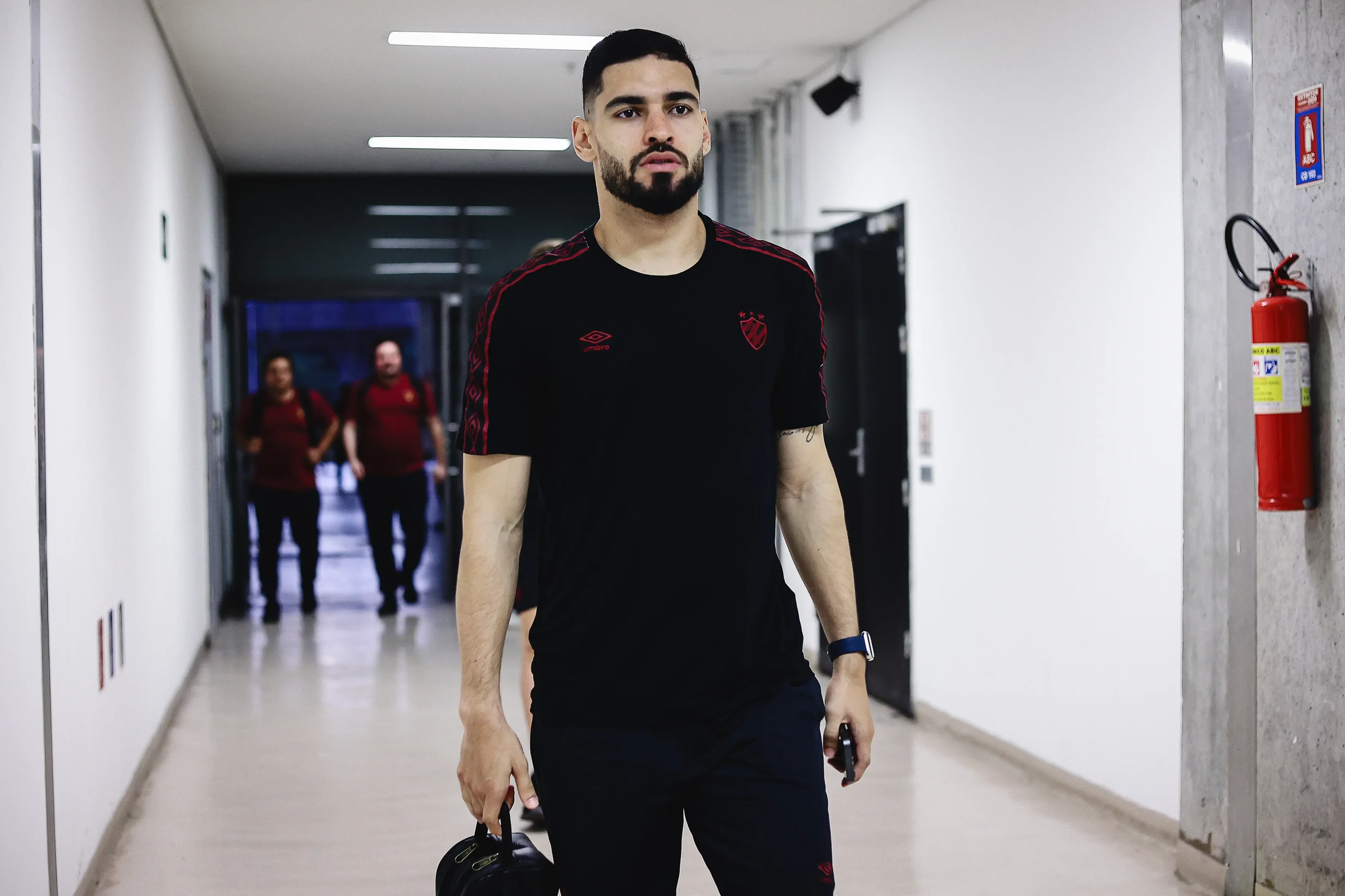 Imagem do zagueiro Alisson Cassiano, do Sport, chegando na Arena de Pernambuco