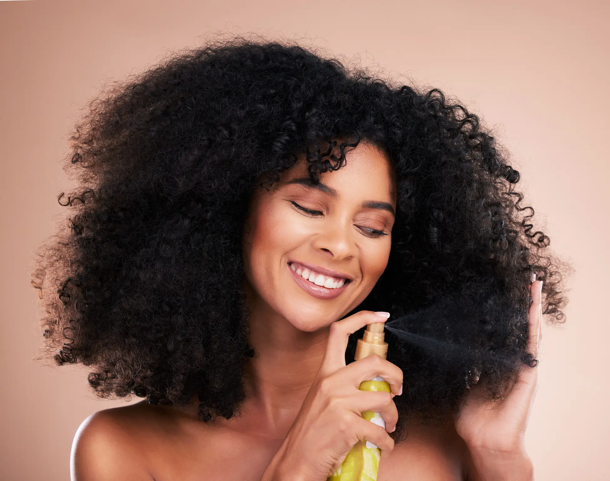 Spray de cabelo modelo, feliz ou afro em fundo de estúdio.