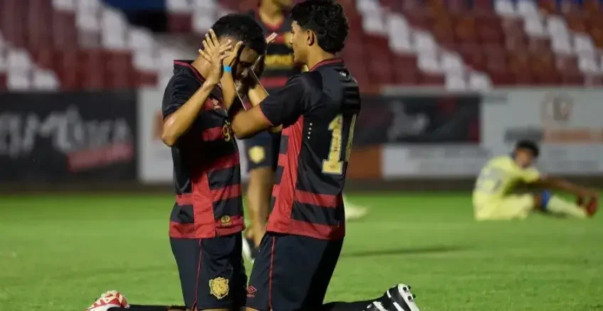 Imagem dos garotos do Sub-19 do Sport comemorando um dos gols na final da MadCup