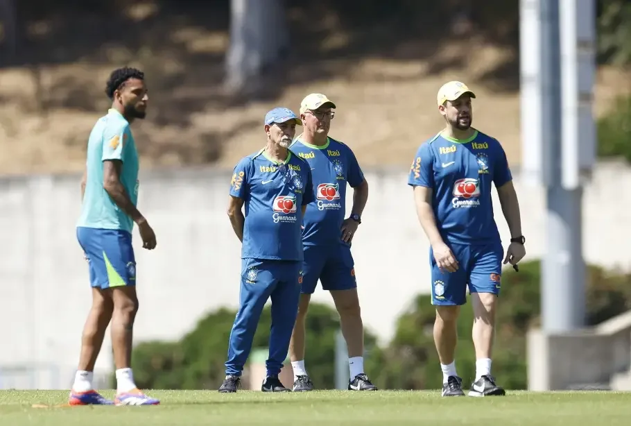 Imagem da comissão técnica do Brasil em treino nos Estados Unidos