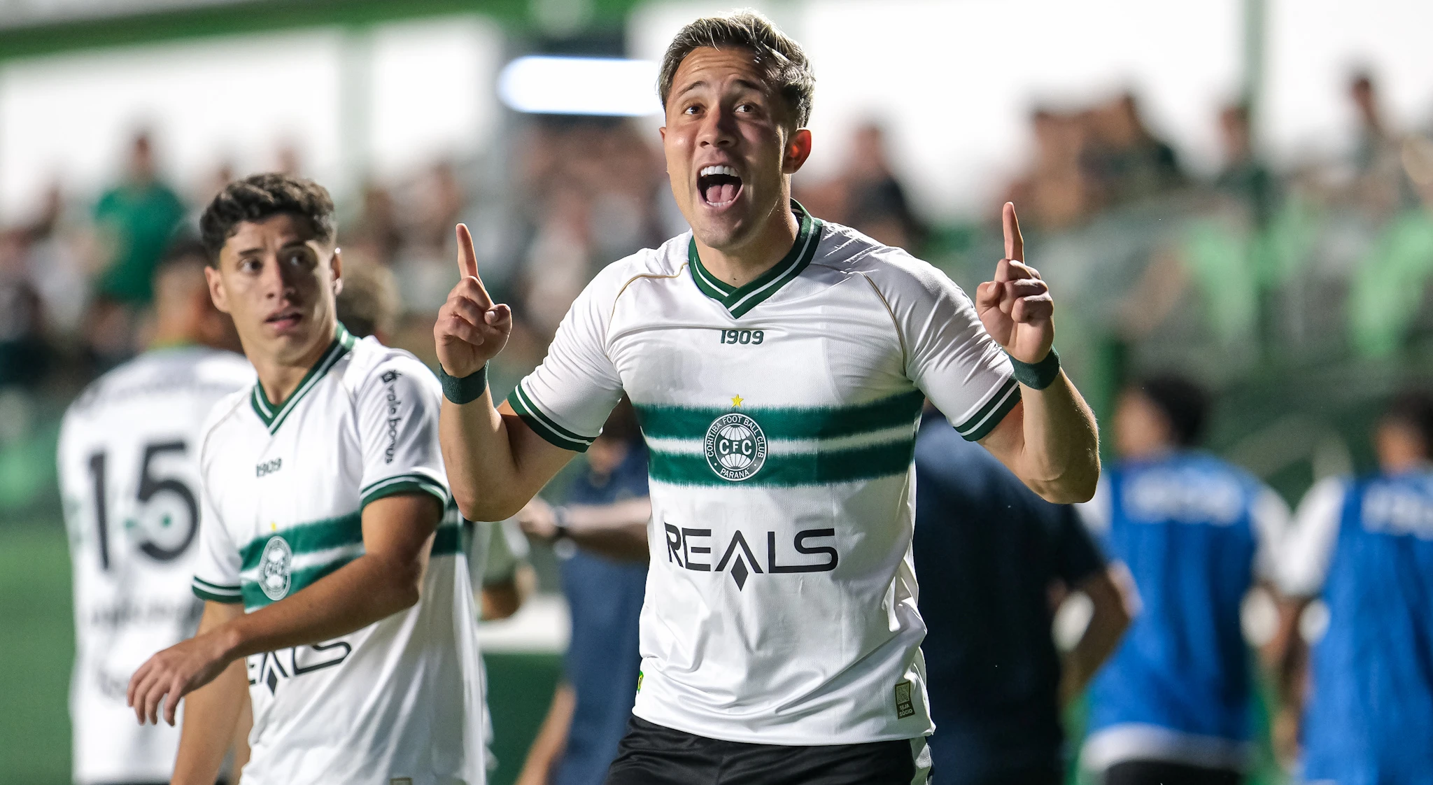 Atleta do Coritiba em euforia celebrando gol pela Série B