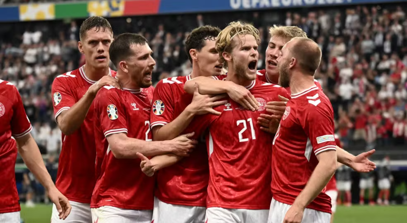 Imagem: Jogadores da Dinamarca comemoram gol diante da Inglaterra na Euro 2024