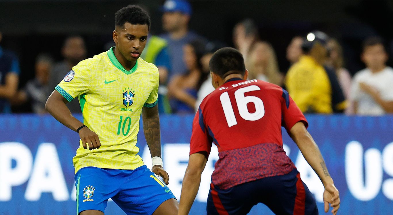 Rodrygo, atacante do Brasil, tenta driblar defensor da Costa Rica