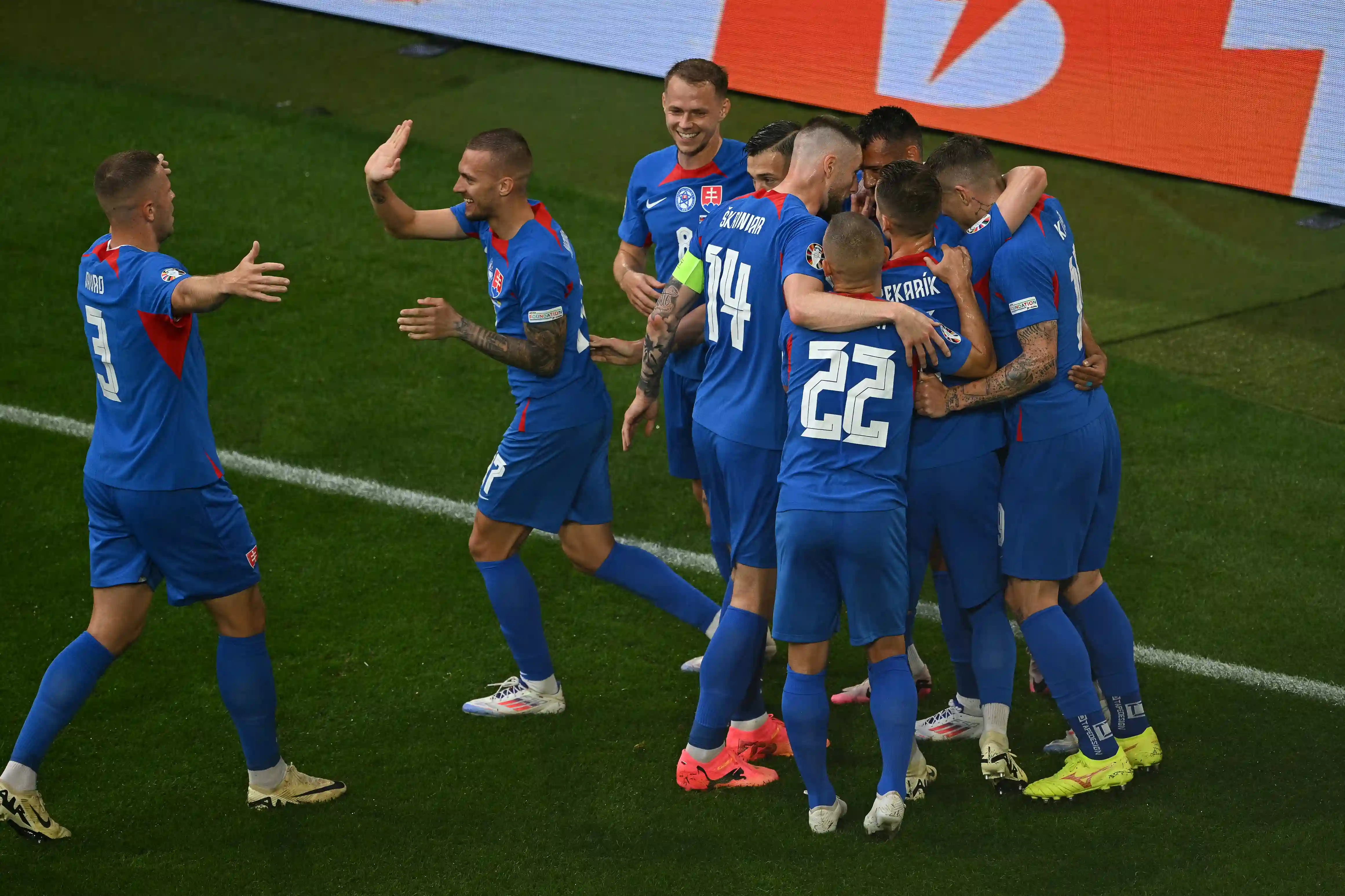 Imagem da seleção da Eslováquia comemorando gol na Eurocopa