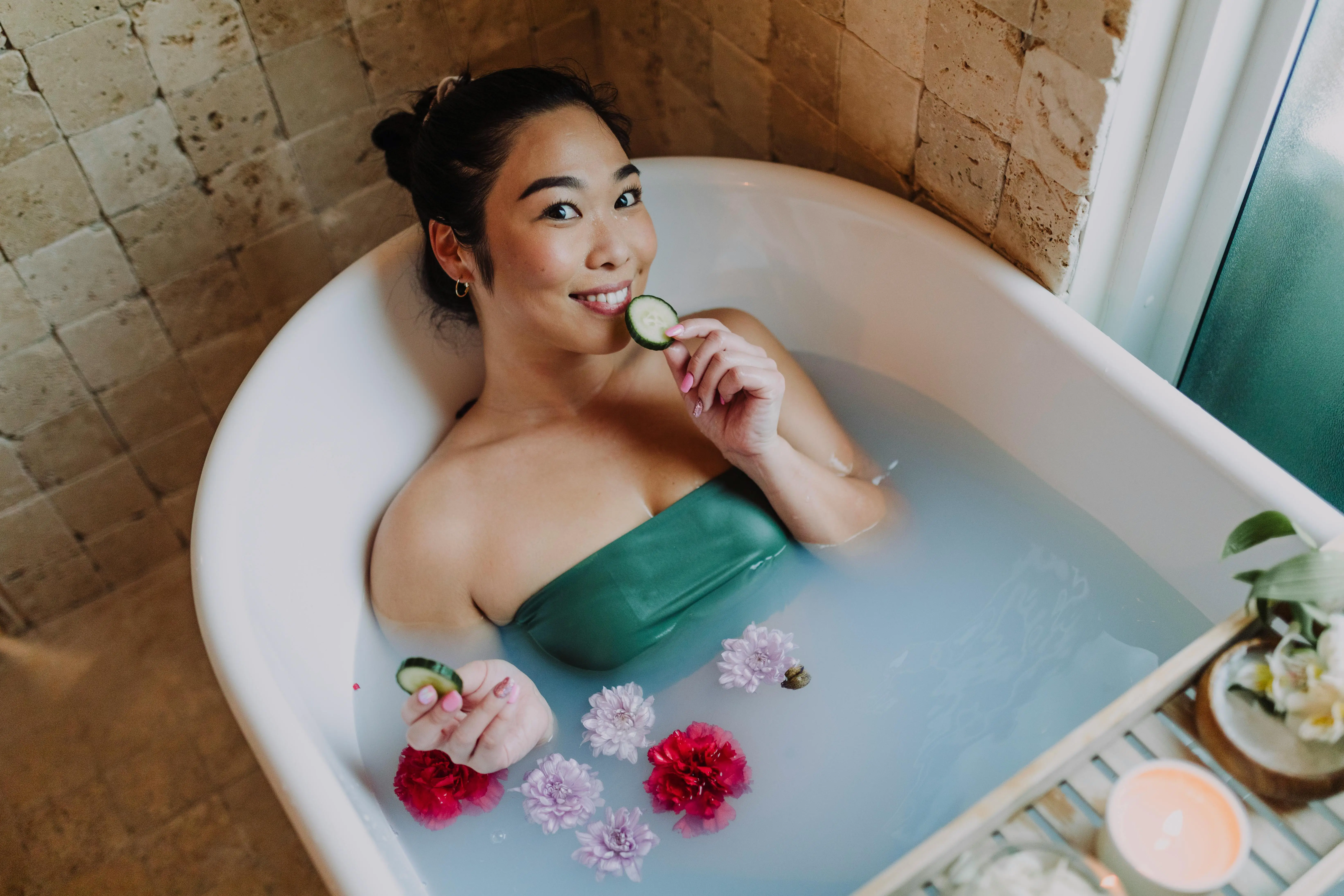 Imagem ilustrativa de mulher tomando banho na banheira. 