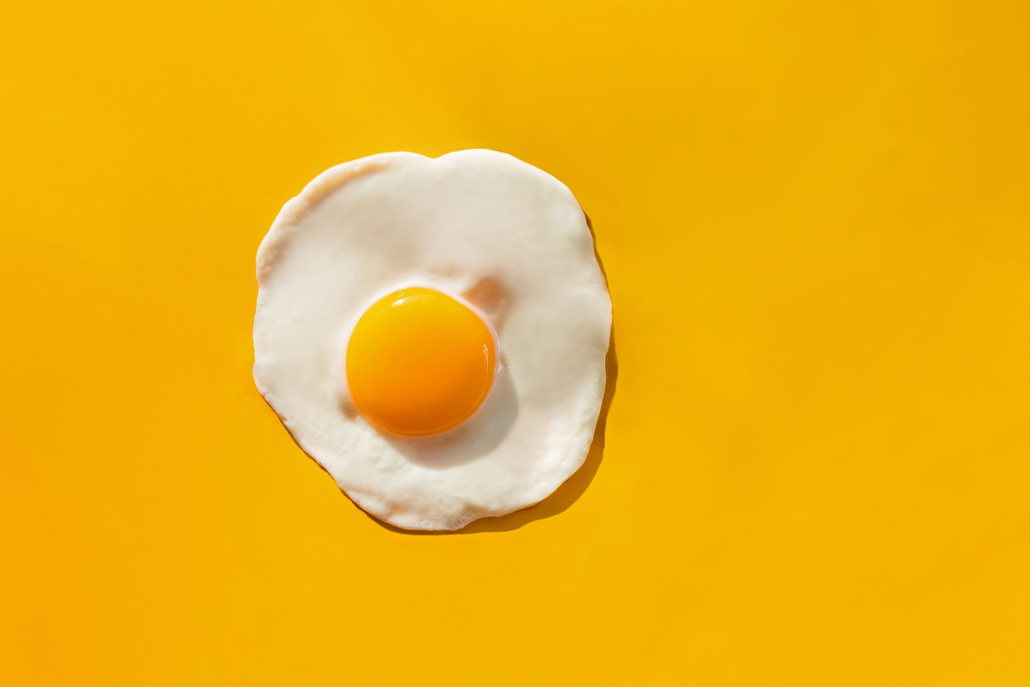 Imagem ilustrativa de um ovo com a clara e gema exposta.