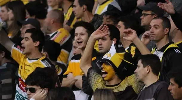 Imagem da torcida do Criciúma, mandante do jogo contra o Internacional pela 13ª rodada do Brasileirão
