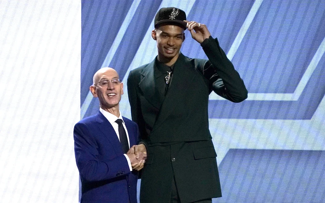 Imagem de Adam Silver, comissário da NBA, com Victor Wembanyama, jogador do San Antonio Spurs