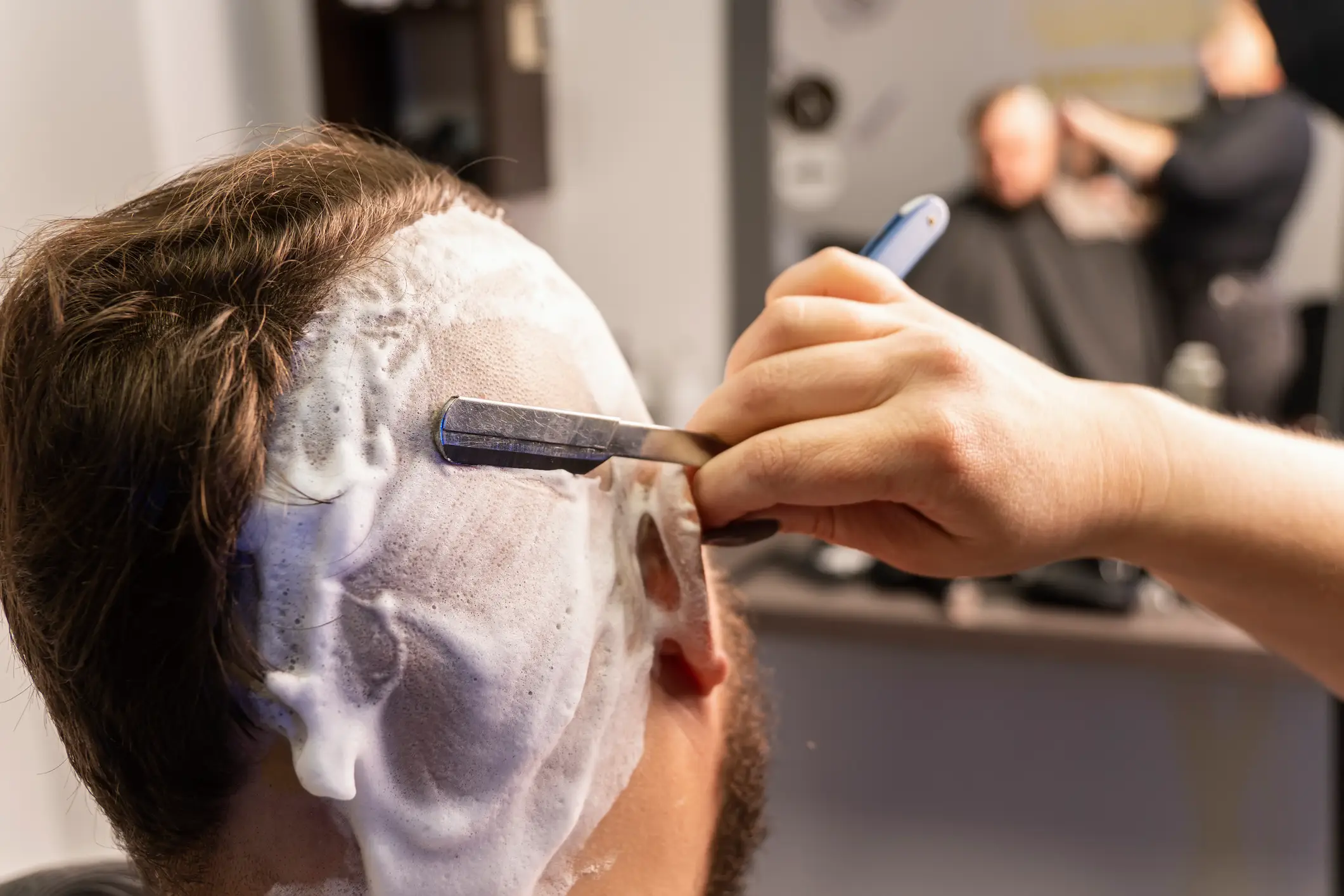 Homem fazendo um moicano na barbearia