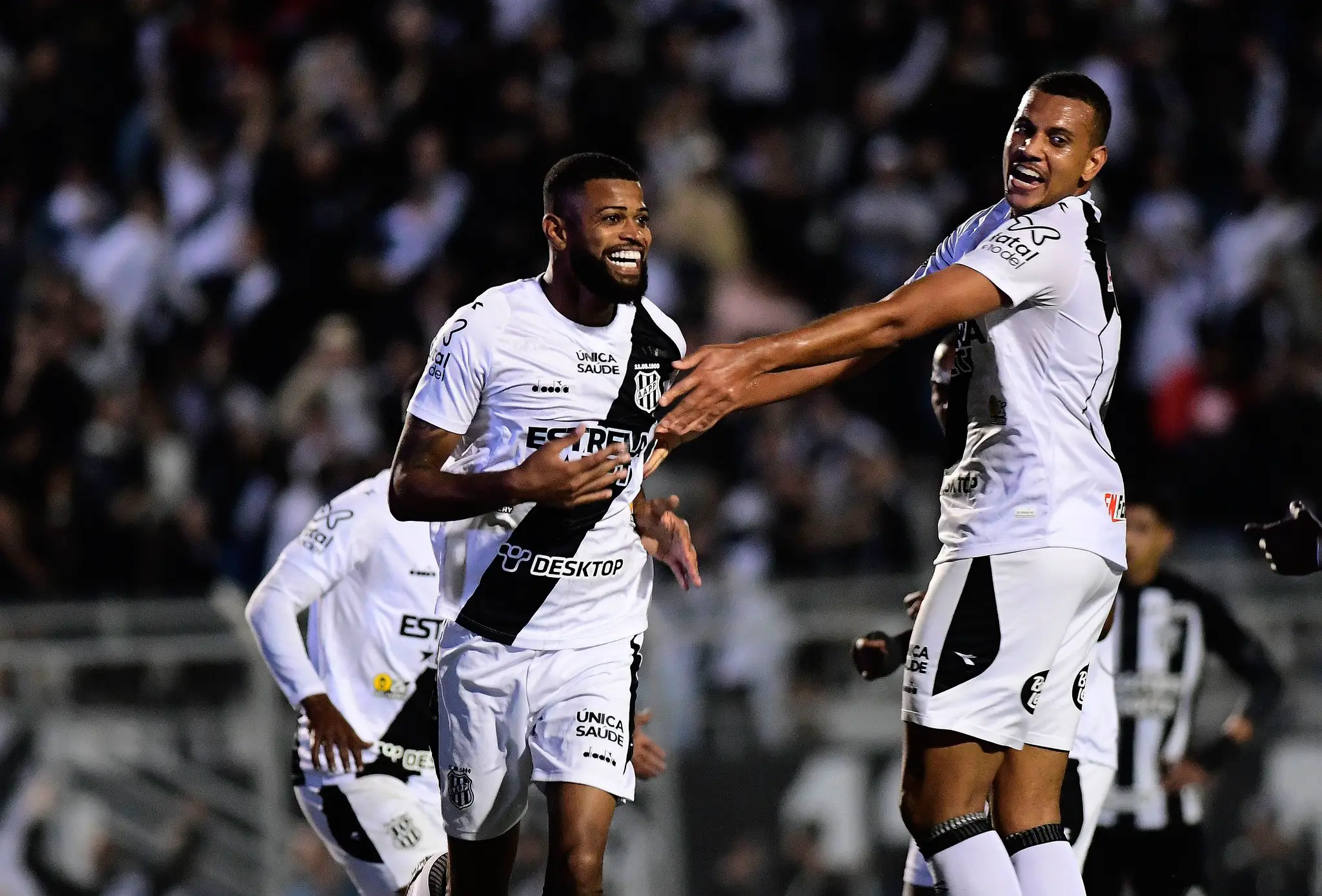 Imagem dos jogadores da Ponte Preta comemorando um dos gols da vitória sobre o Ceará