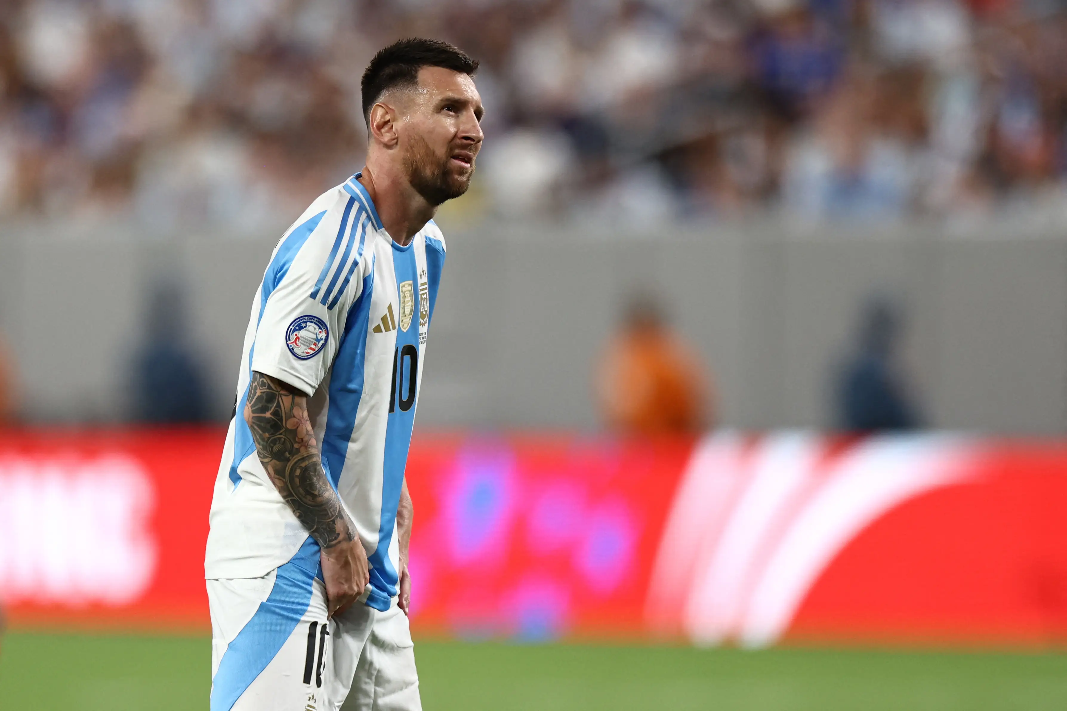 Imagem do atacante Lionel Messi em campo com a camisa da Argentina