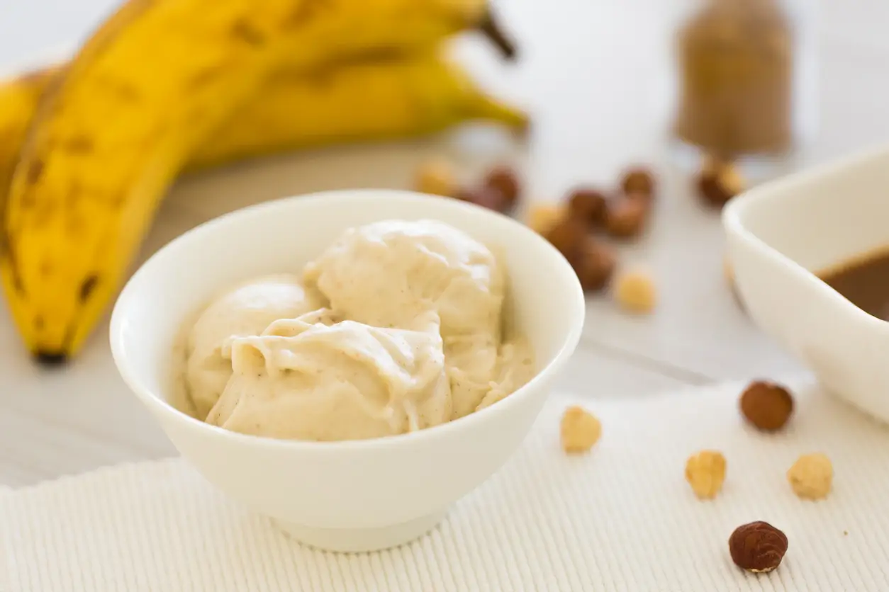 Querendo comer um docinho de sobremesa sem culpa durante a dieta? Aprenda a fazer um delicioso sorvete de banana fit.