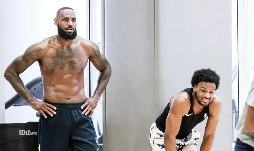 Imagem de LeBron James e Bronny em treino de basquete