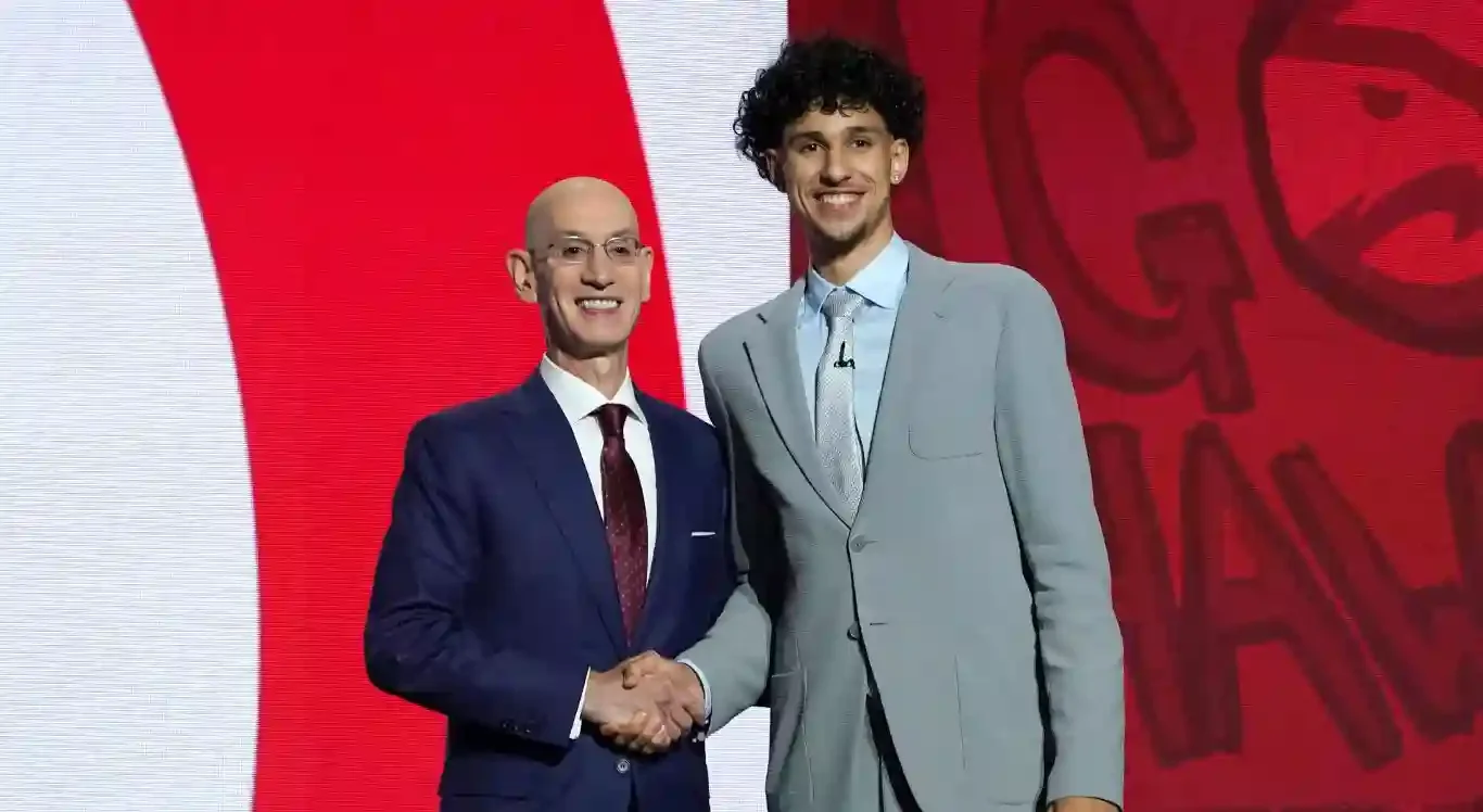 Imagem de Adam Silver e Zaccharie Risacher, primeira escolha do NBA Draft 2024