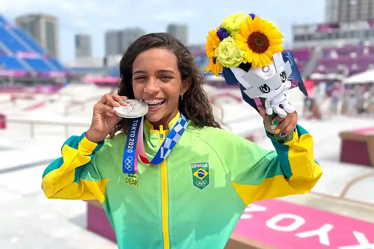 Imagem de Rayssa Leal com medalha de prata nas Olimpíadas de Tóquio