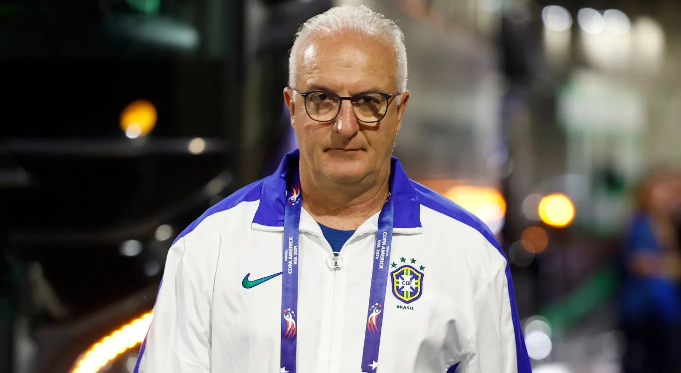 Imagem frontal de Dorival Júnior, técnico da Seleção Brasileira