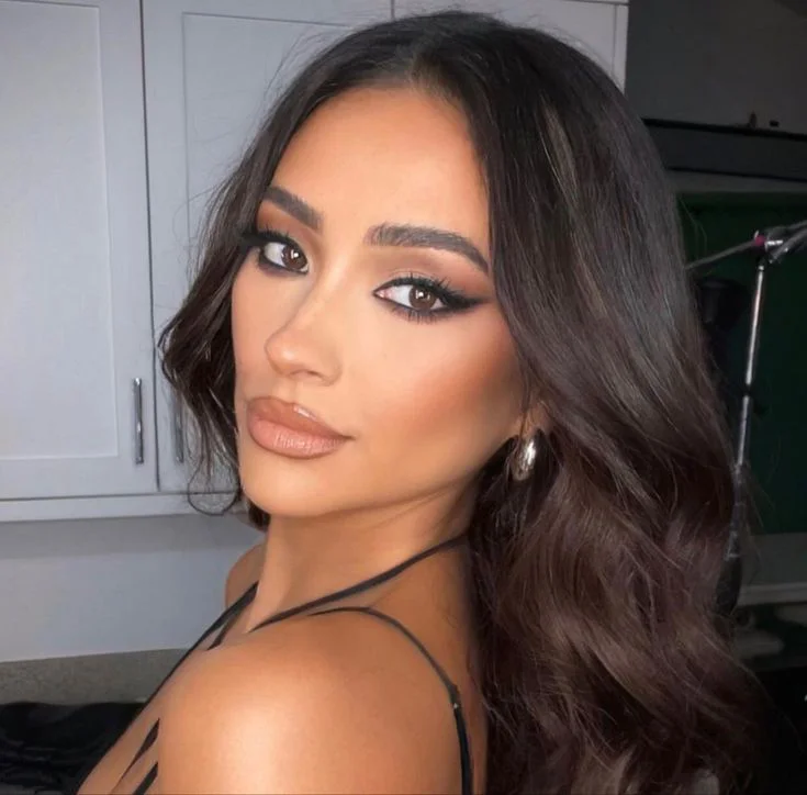 Atriz Shay Mitchell usando a técnica Ombré Lips.