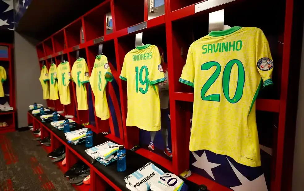 Imagem da camisa de Savinho no vestiário da Seleção Brasileira