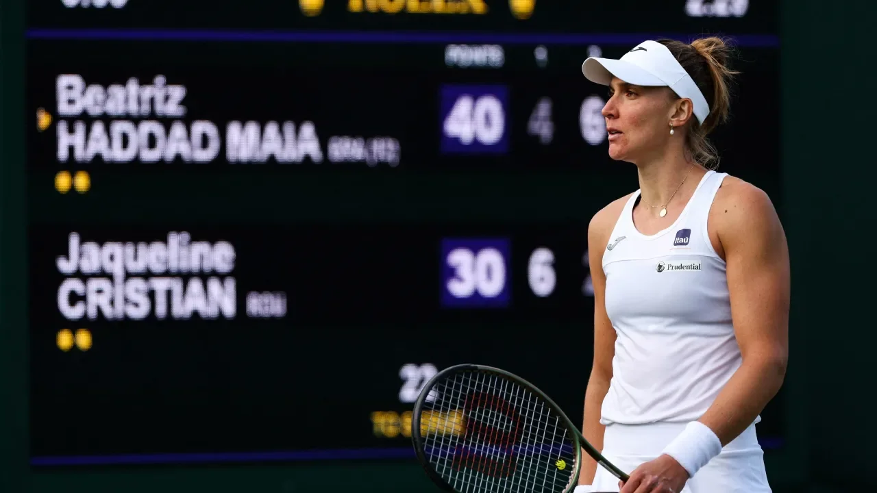 Imagem de tenista Beatriz Haddad Maia disputando Wimbledon, em Londres