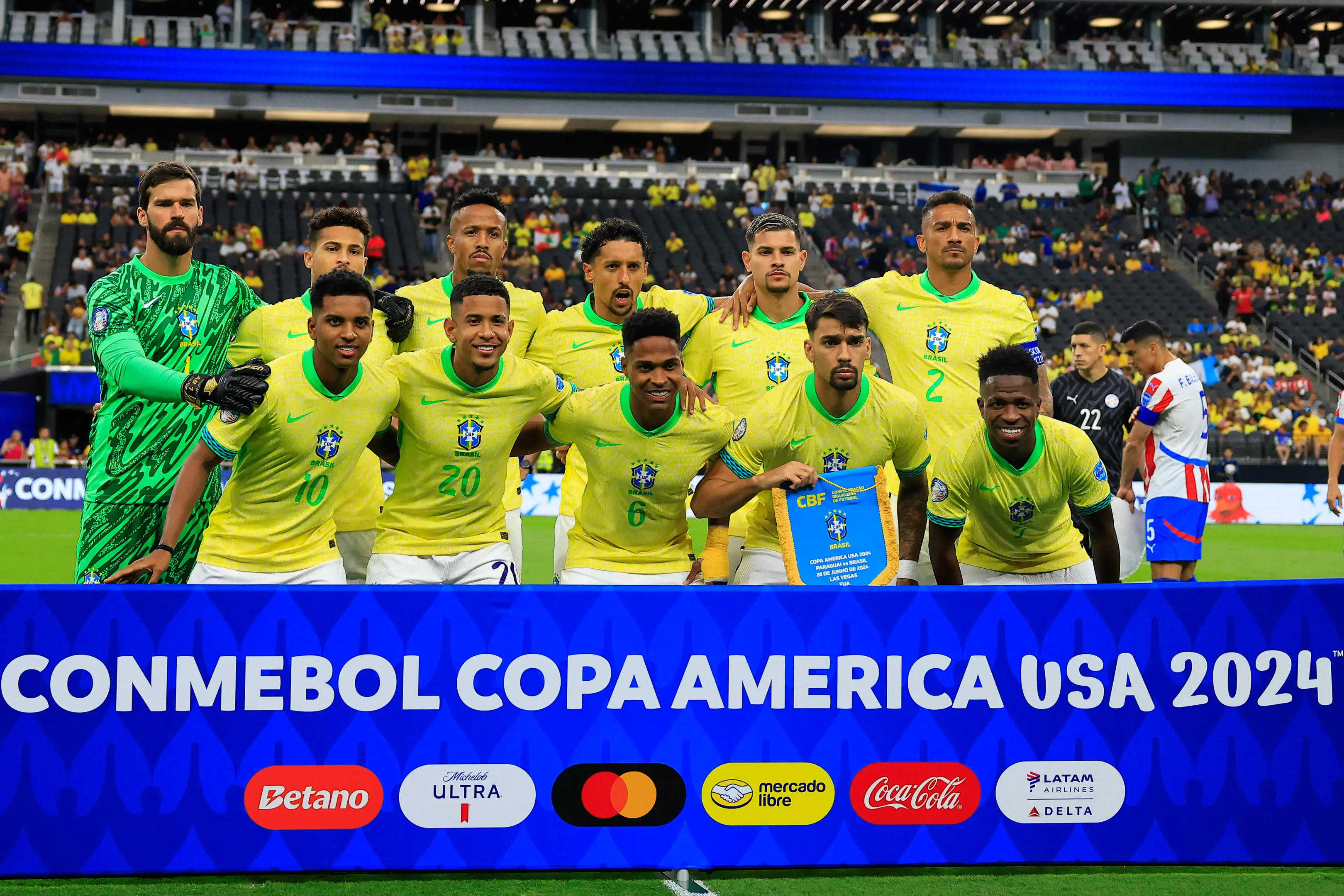 Imagem do titular da Seleção Brasileira em campo antes do jogo contra o Paraguai