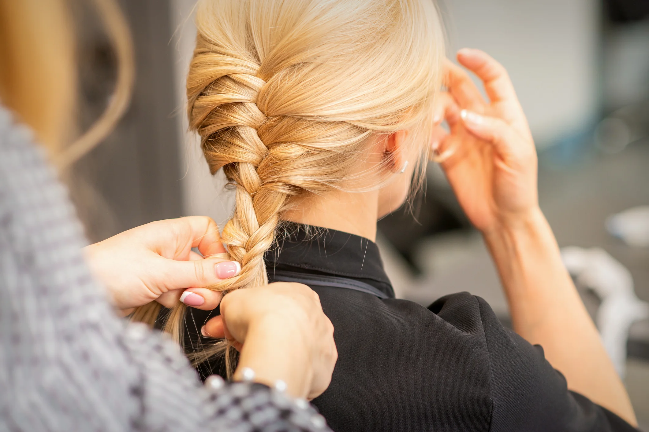 Imagem de um penteado tran&ccedil;ado sendo feito