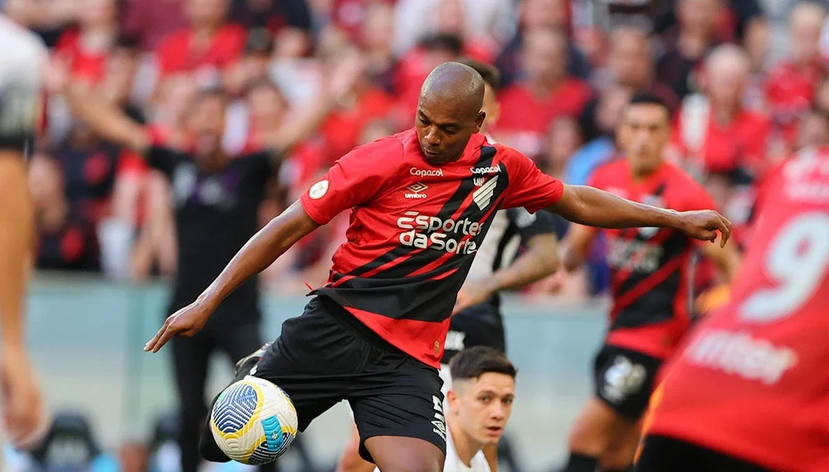 Imagem do volante Fernandinho, do Athletico-PR, mandante do jogo contra o Ypiranga-RS