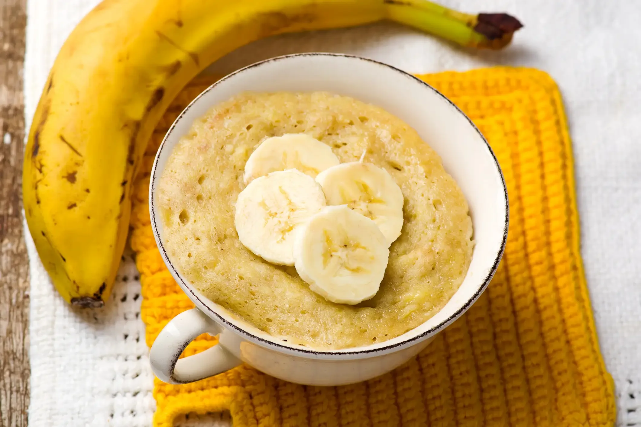 Imagem ilustrativa do bolo de banana na caneca!