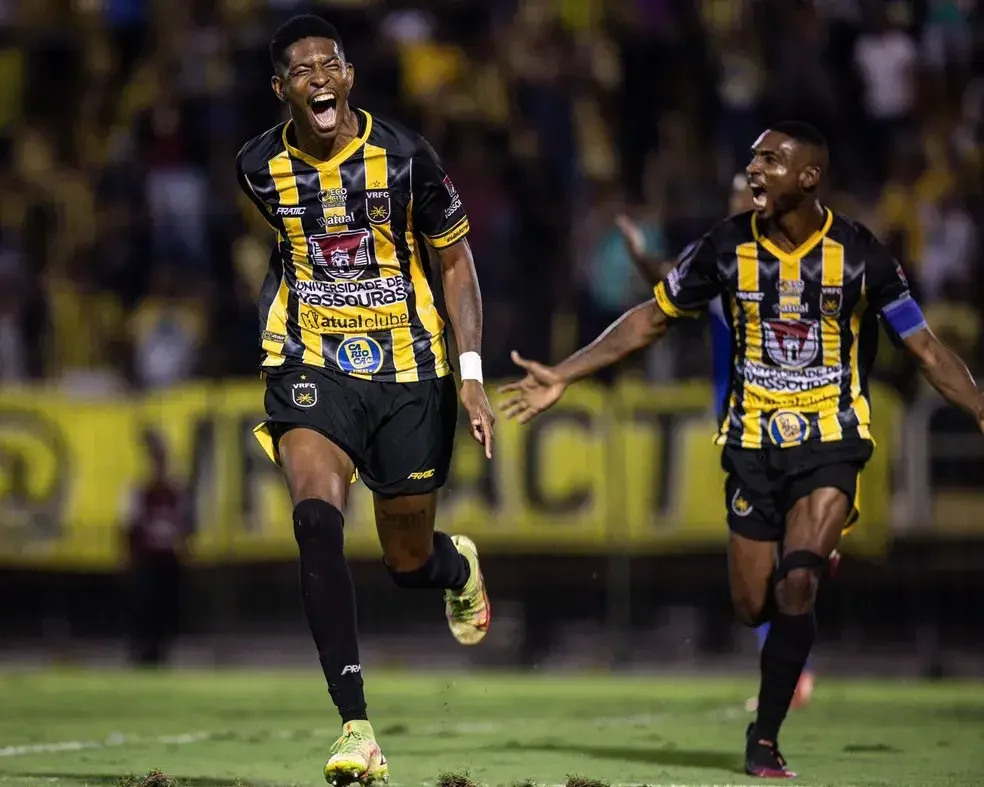 Jogadores do Volta Redonda comemorando gol