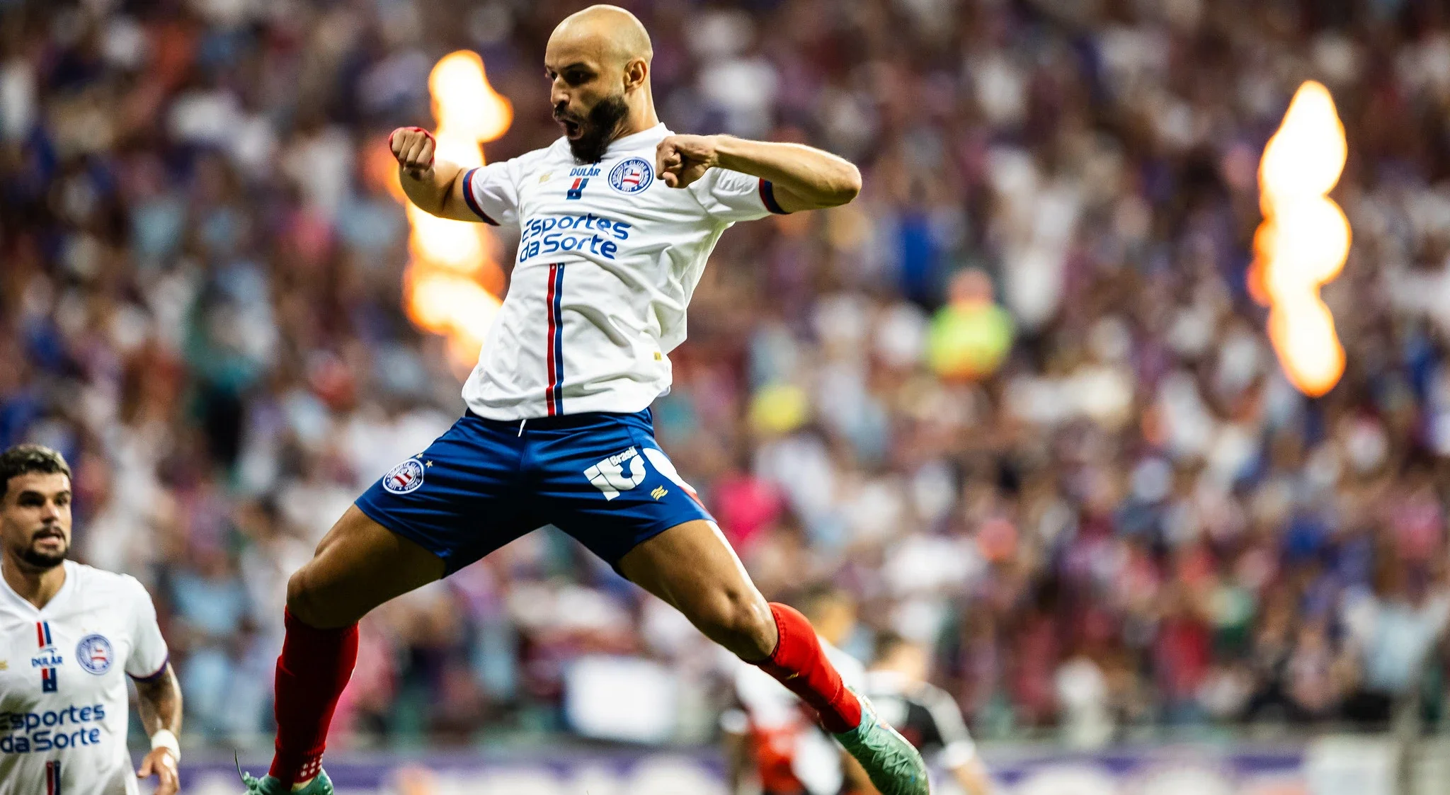 Thaciano celebrando gol pelo Bahia na Série A do Campeonato Brasileiro