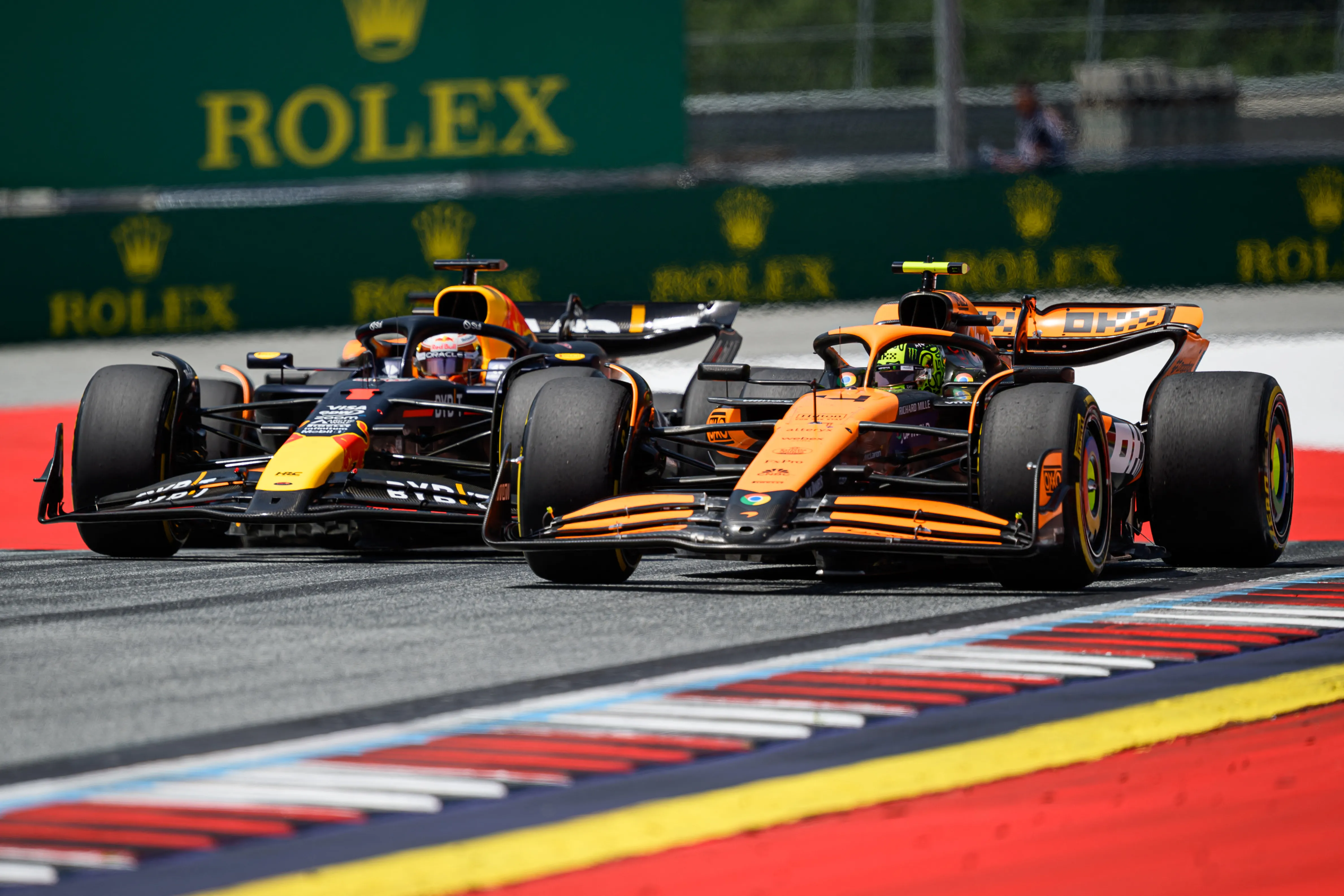 Lando Norris tenta perseguir Max Verstappen na briga pelo título da Fórmula 1