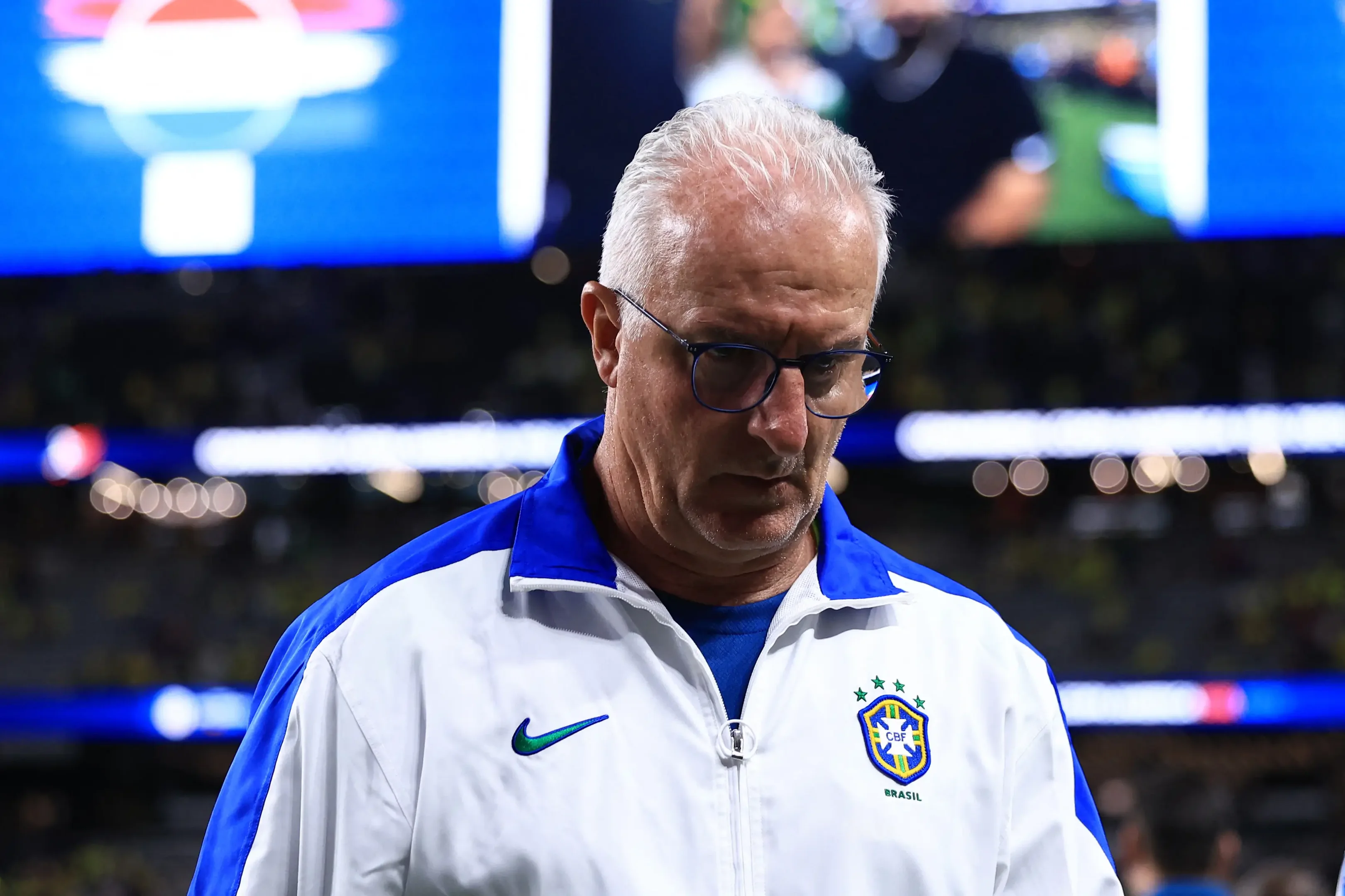 Imagem do técnico Dorival Júnior saindo do campo após Brasil x Paraguai