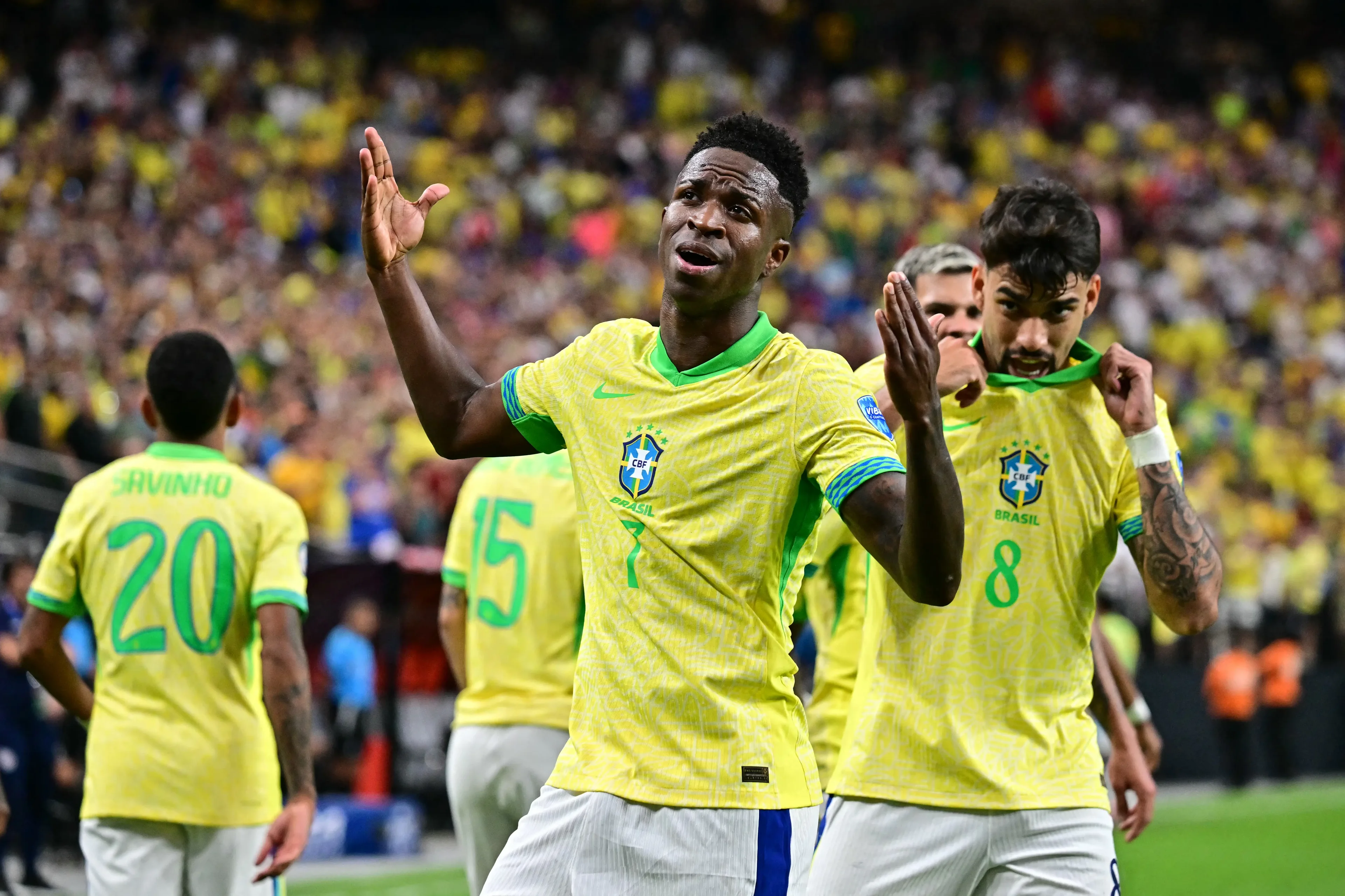 Imagem de Vinícius Júnior comemorando o gol pela Seleção Brasileira