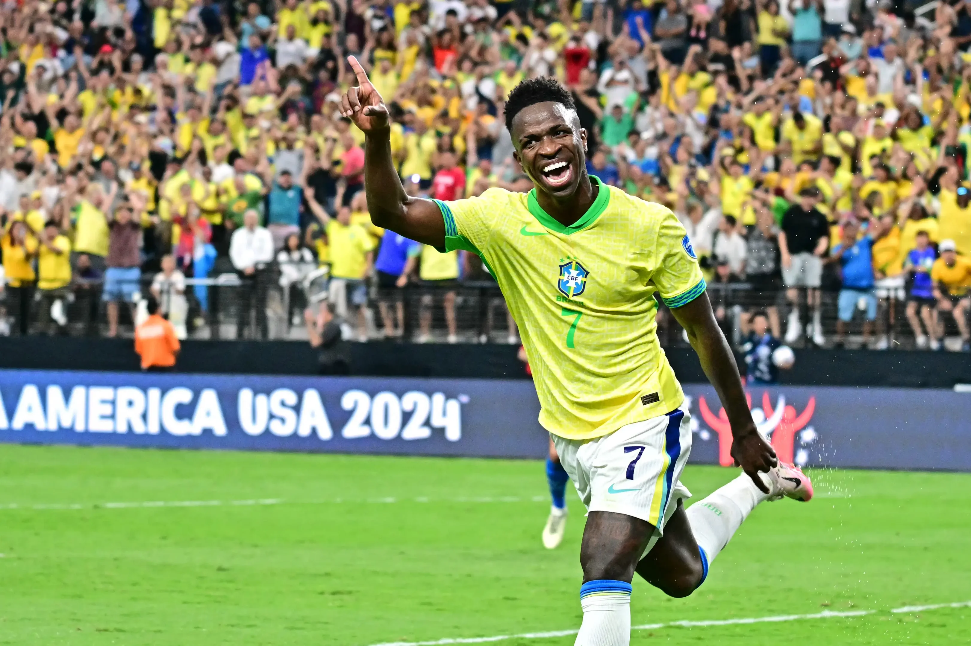 Imagem do atacante Vinícius Júnior comemorando um dos gols do Brasil sobre o Paraguai